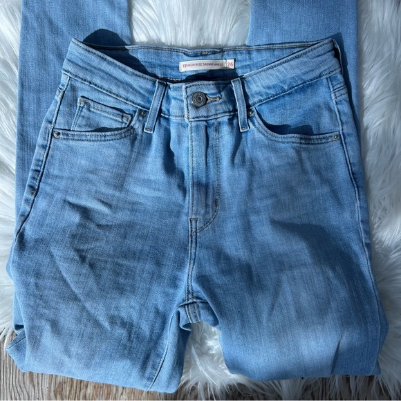 Levi’s 721 High Rise Skinny Light Denim Distressed Jeans - Picture 3 of 5